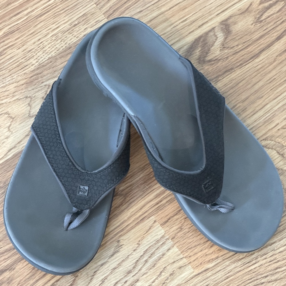Spenco black flip flops